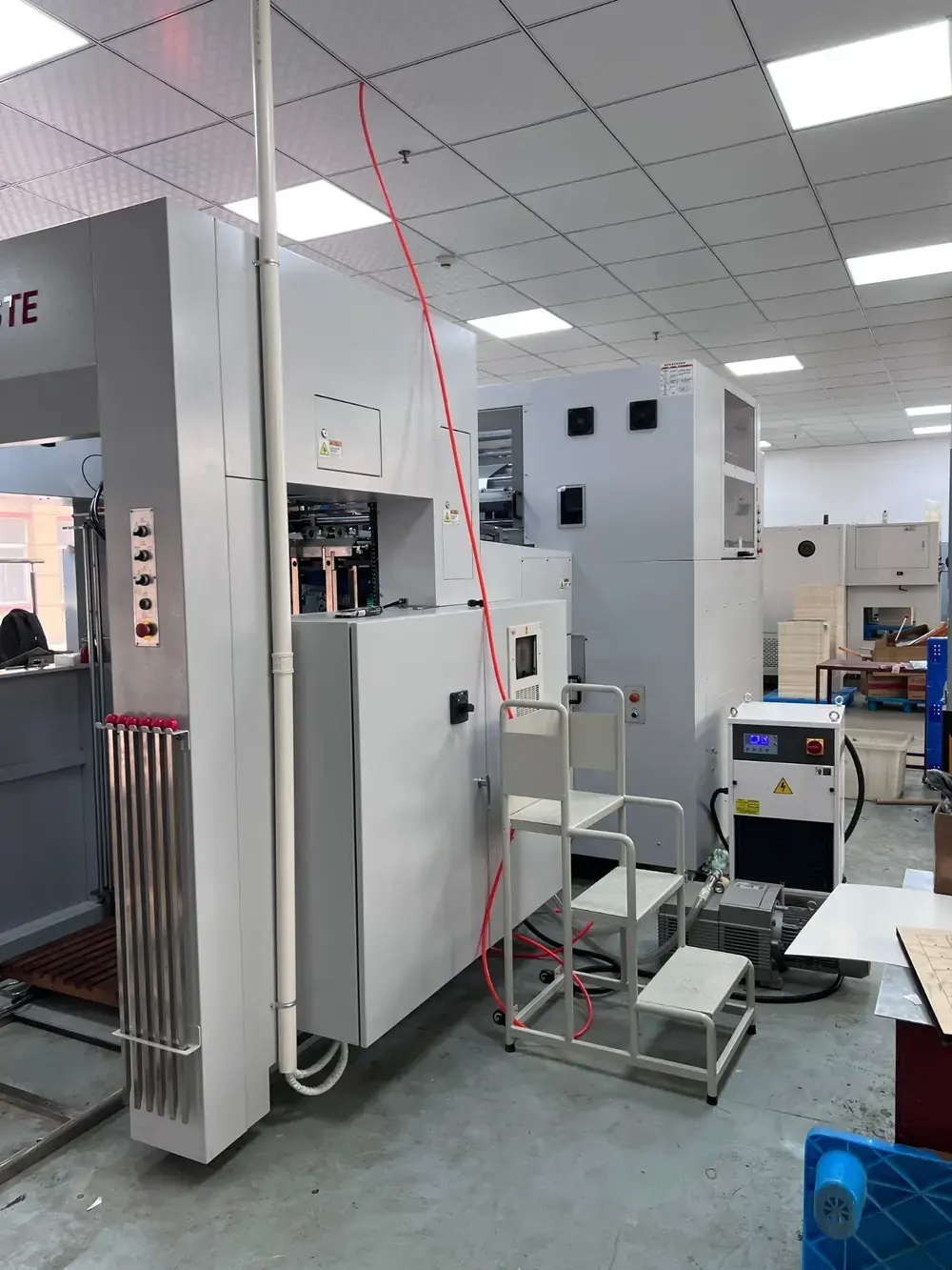 Automatic hot foiling machine